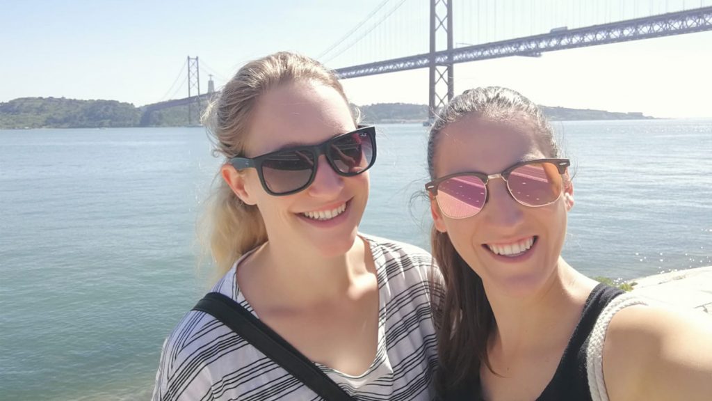Start der Reise: Kristina und Claudia in Lissabon